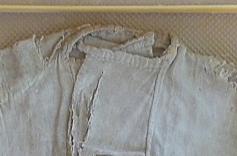 A close up of the neck of a kaftan worn by a child.