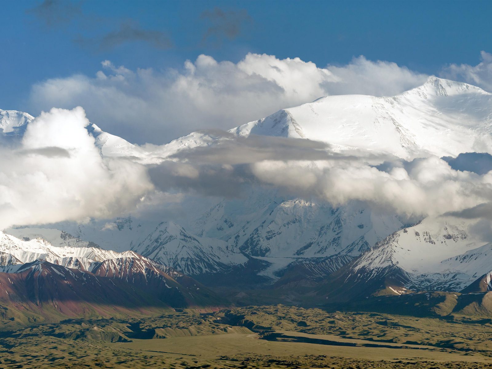 Panoramic view of Lenin Peak from Alay Range. Photograph © iStock.com/Daniel Prudek.